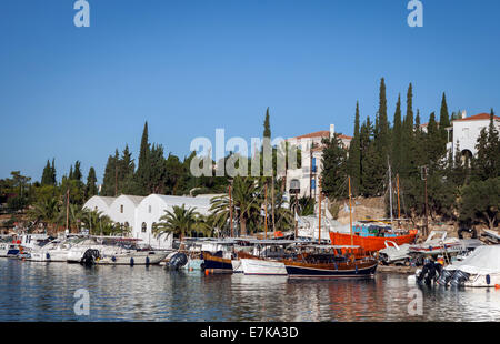 Ein Blick auf den alten Hafen in Spetses-Stadt, Insel Spetses, Griechenland Stockfoto