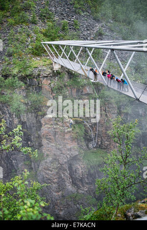 Bungee-Jumping von der Gorsa-Brücke in Nord-Norwegen Stockfoto