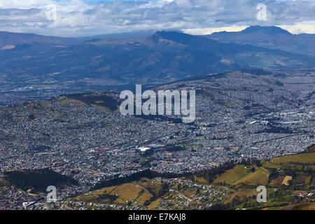 Blick über den südlichen Teil von Quito, Ecuador vom Aussichtspunkt Cruz Loma Stockfoto