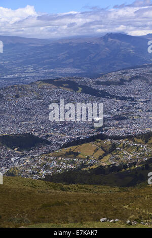 Blick über den südlichen Teil von Quito, Ecuador vom Aussichtspunkt Cruz Loma Stockfoto