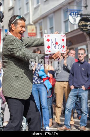 A Straße Zauberer in Kendal Town Centre in MIntfest Ausführung Stockfoto