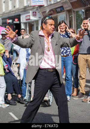 A Straße Zauberer in Kendal Town Centre in MIntfest Ausführung Stockfoto