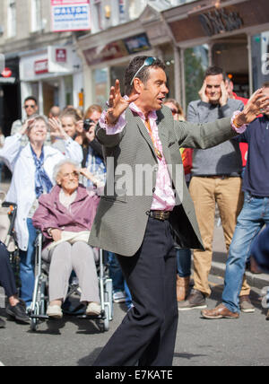 A Straße Zauberer in Kendal Town Centre in MIntfest Ausführung Stockfoto