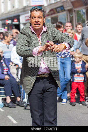 A Straße Zauberer in Kendal Town Centre in MIntfest Ausführung Stockfoto