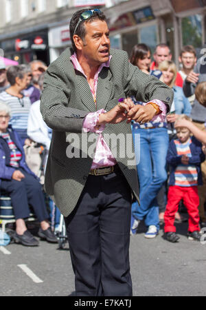 A Straße Zauberer in Kendal Town Centre in MIntfest Ausführung Stockfoto