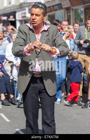 A Straße Zauberer in Kendal Town Centre in MIntfest Ausführung Stockfoto