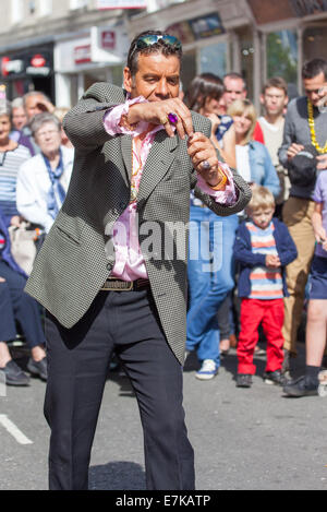 A Straße Zauberer in Kendal Town Centre in MIntfest Ausführung Stockfoto