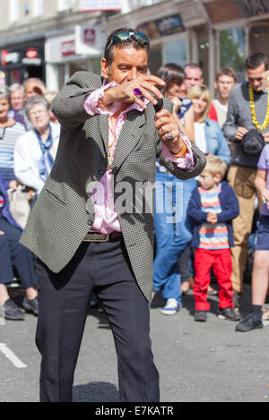 A Straße Zauberer in Kendal Town Centre in MIntfest Ausführung Stockfoto