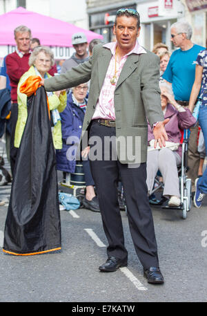 A Straße Zauberer in Kendal Town Centre in MIntfest Ausführung Stockfoto