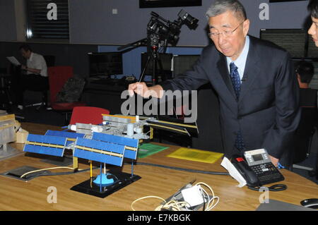 (140920) - Genf, 20. September 2014 (Xinhua)--Nobel Laureatus Samuel Ting steht neben einem Modell der internationalen Raumstation (ISS) im Labor in Genf, Schweiz, 18. September 2014. Das Alpha Magnetic Spectrometer (AMS)-Team unter der Leitung von Ting kündigte am Donnerstag neue Ergebnisse bei der Suche nach dunkler Materie, mehr Licht auf die Existenz dunkler Materie. Kosmische Strahlung sind hochenergetische Teilchen berechnet, die Raum zu durchdringen. Das AMS, ein Teilchen-Physik-Detektor auf der ISS installiert soll sie zu studieren, bevor sie eine Chance zur Interaktion mit der Erdatmosphäre haben. (Xinhua/Shi Ji Stockfoto