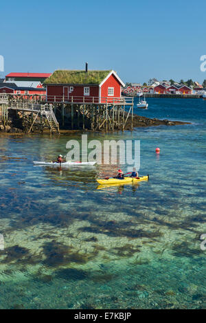 Kajak fahren die schönen Gewässern von den Reinefjord auf den Lofoten, Norwegen Stockfoto