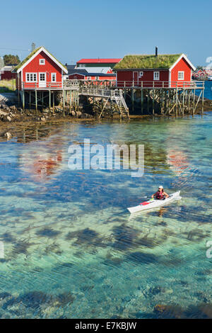 Kajak fahren die schönen Gewässern von den Reinefjord auf den Lofoten, Norwegen Stockfoto