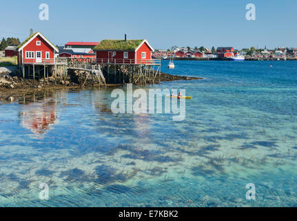 Kajak fahren die schönen Gewässern von den Reinefjord auf den Lofoten, Norwegen Stockfoto