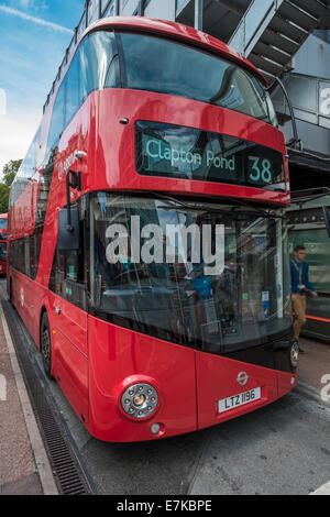 Neuer Bus für London geparkt auf einem Ständer an der Victoria Station Stockfoto