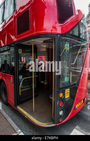 Neuer Bus für London geparkt auf einem Ständer an der Victoria Station Stockfoto