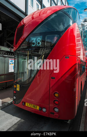 Neuer Bus für London geparkt auf einem Ständer an der Victoria Station Stockfoto