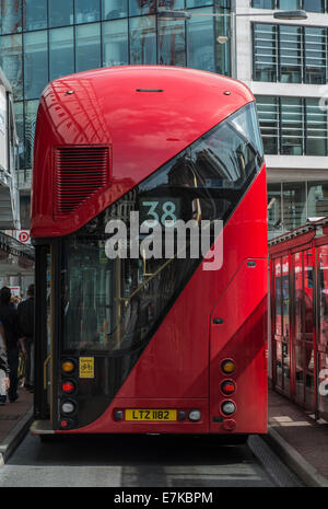 Neuer Bus für London geparkt auf einem Ständer an der Victoria Station Stockfoto