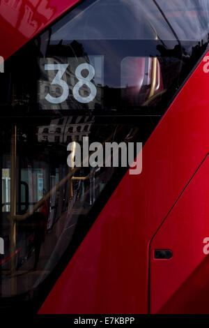 Neuer Bus für London geparkt auf einem Ständer an der Victoria Station Stockfoto