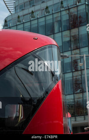 Neuer Bus für London geparkt auf einem Ständer an der Victoria Station Stockfoto