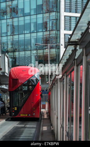 Neuer Bus für London geparkt auf einem Ständer an der Victoria Station Stockfoto