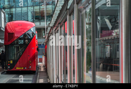 Neuer Bus für London geparkt auf einem Ständer an der Victoria Station Stockfoto