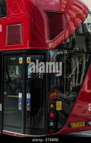 Neuer Bus für London geparkt auf einem Ständer an der Victoria Station Stockfoto