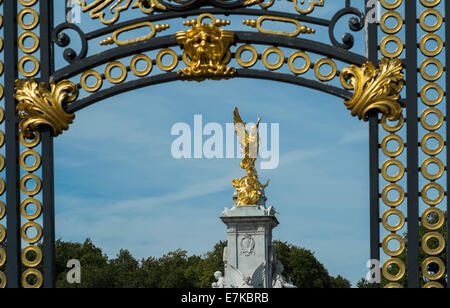 Das Victoria Memorial gesehen durch Tore in der Nähe von Buckingham Palace an einem Sommertag Stockfoto