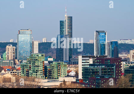Die neue Stadt, moderne Architektur, Hochhäuser aus Glas in der Mitte von Vilnius. Stockfoto