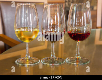 Brille von weißen und Ruby Portwein Stockfoto