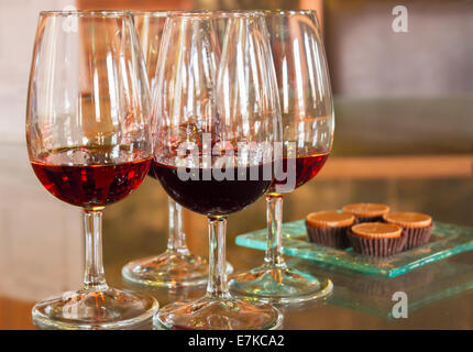 Brille von Ruby Portwein Stockfoto