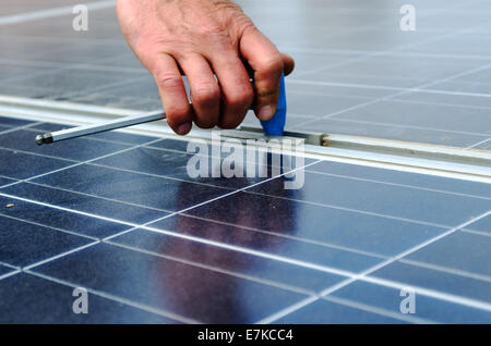 Nahaufnahme von Solar-Panel Schelle montieren Stockfoto