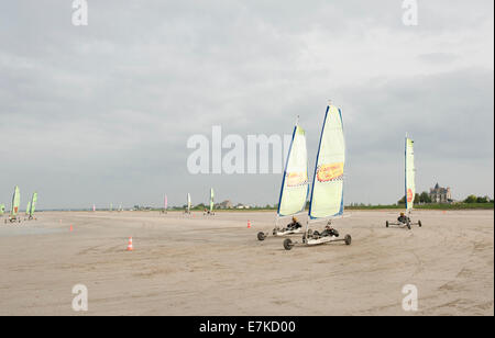 Char à voile, Sand Segeln, an Vivier-sur-Mer, Bretagne, Frankreich Stockfoto