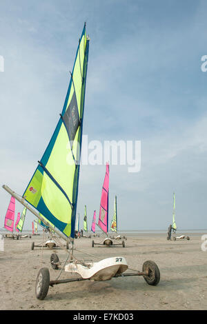 Char à voile, Sand Segeln, an Vivier-sur-Mer, Bretagne, Frankreich Stockfoto