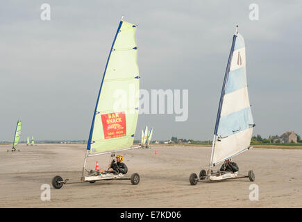 Char à voile, Sand Segeln, an Vivier-sur-Mer, Bretagne, Frankreich Stockfoto