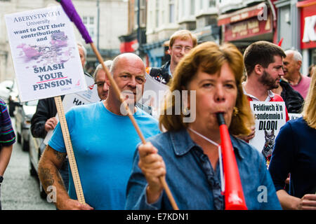 Aberystwyth, Wales, UK. 20. September 2014.  Mehr als hundert Mitglieder der UNITE und unisono Gewerkschaften und ihre Anhänger marschieren durch die Straßen von Aberystwyth am zweiten Tag von ihren Arbeitskampf. Die beiden Gewerkschaften, die zwischen ihnen fast 300 Mitarbeiter an der Aberystwyth University am unteren Gehaltsgruppen vertreten. nannten für 4 Tage des Streiks über geplante Rente Änderungen, die ihren Mitgliedern bis zu 50 % ihrer Ansprüche zu verlieren sehen konnte-Credit Foto: Keith Morris/Alamy Live-Nachrichten Stockfoto