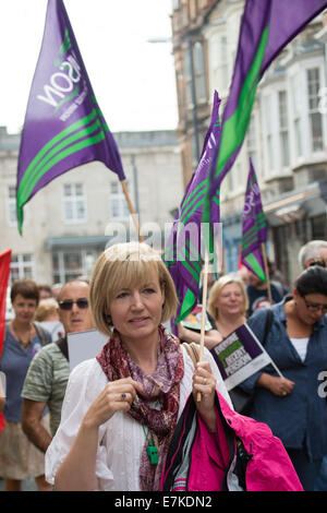 Aberystwyth, Wales, UK. 20. September 2014.  Mehr als hundert Mitglieder der UNITE und unisono Gewerkschaften und ihre Anhänger marschieren durch die Straßen von Aberystwyth am zweiten Tag von ihren Arbeitskampf. Die beiden Gewerkschaften, die zwischen ihnen fast 300 Mitarbeiter an der Aberystwyth University am unteren Gehaltsgruppen vertreten. nannten für 4 Tage des Streiks über geplante Rente Änderungen, die ihren Mitgliedern bis zu 50 % ihrer Ansprüche zu verlieren sehen konnte-Credit Foto: Keith Morris/Alamy Live-Nachrichten Stockfoto