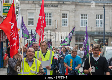 Aberystwyth, Wales, UK. 20. September 2014.  Mehr als hundert Mitglieder der UNITE und unisono Gewerkschaften und ihre Anhänger marschieren durch die Straßen von Aberystwyth am zweiten Tag von ihren Arbeitskampf. Die beiden Gewerkschaften, die zwischen ihnen fast 300 Mitarbeiter an der Aberystwyth University am unteren Gehaltsgruppen vertreten. nannten für 4 Tage des Streiks über geplante Rente Änderungen, die ihren Mitgliedern bis zu 50 % ihrer Ansprüche zu verlieren sehen konnte-Credit Foto: Keith Morris/Alamy Live-Nachrichten Stockfoto