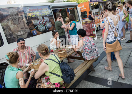 Lebensmittel LKW Festival vor Palast der Kultur und Wissenschaft in Warschau, Polen Stockfoto