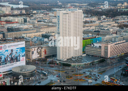 Blick vom Palast der Kultur und Wissenschaft mit Novotel Hotel und Dmowskis Kreisverkehr in Warschau, Polen Stockfoto