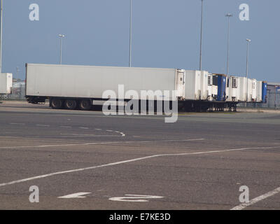 Gelenkige Box Containereinheiten stationär am Hafen von Dublin, Irland, warten auf Traktoren für die Beförderung von Schiffen für die irische See. Stockfoto