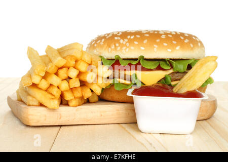 Hamburger, Kartoffel mit Tomatensauce auf weißem Hintergrund Stockfoto