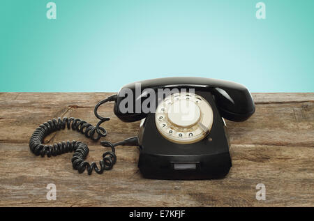 Retro Telefon auf Holztisch Stockfoto