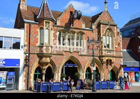 Carluccios Restaurant im alten Rathaus, Hauptstraße, Berkhamsted, Hertfordshire, England, Vereinigtes Königreich Stockfoto