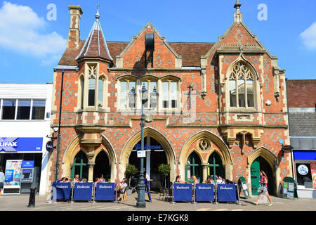 Carluccios Restaurant im alten Rathaus, Hauptstraße, Berkhamsted, Hertfordshire, England, Vereinigtes Königreich Stockfoto