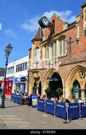 Carluccios Restaurant im alten Rathaus, Hauptstraße, Berkhamsted, Hertfordshire, England, Vereinigtes Königreich Stockfoto