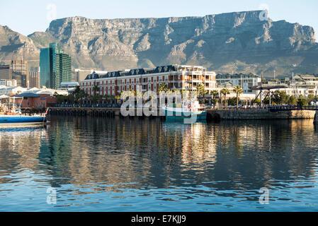 Victoria und Alfred Waterfront Kapstadt Südafrika mit Cape Grace Hotel und Tafelberg, am frühen Abend Stockfoto