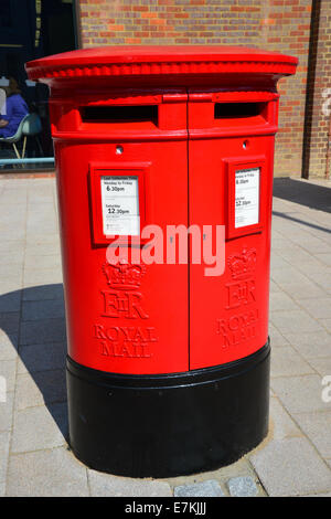 Mail Art E Säule Fürstenloge, High Street, Berkhamsted, Hertfordshire, England, Vereinigtes Königreich Stockfoto