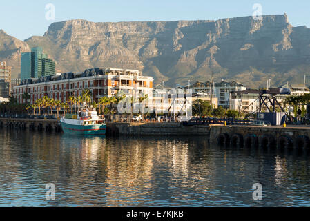 Victoria und Alfred Waterfront Kapstadt Südafrika mit Cape Grace Hotel und Tafelberg, am frühen Abend Stockfoto