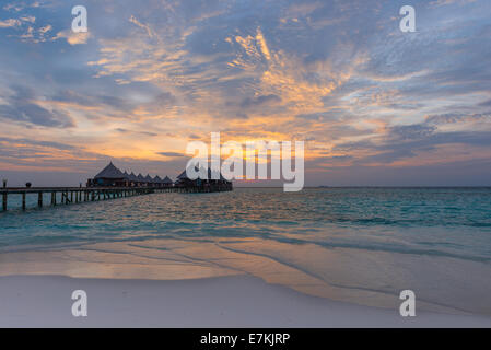 Herrlichen Sonnenuntergang über dem Ozean. Panorama der tropischen Insel. Malediven Stockfoto