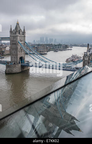 London, UK. 20. September 2014. Blick auf Tower Bridge und Canary Wharf vom Rathaus am ersten Tag des Open House in London, organisiert die jährliche Veranstaltung von Open-City, bietet die Möglichkeit, kostenlos Hunderte von inspirierenden Gebäude in London zu erkunden. Bildnachweis: Piero Cruciatti/Alamy Live-Nachrichten Stockfoto